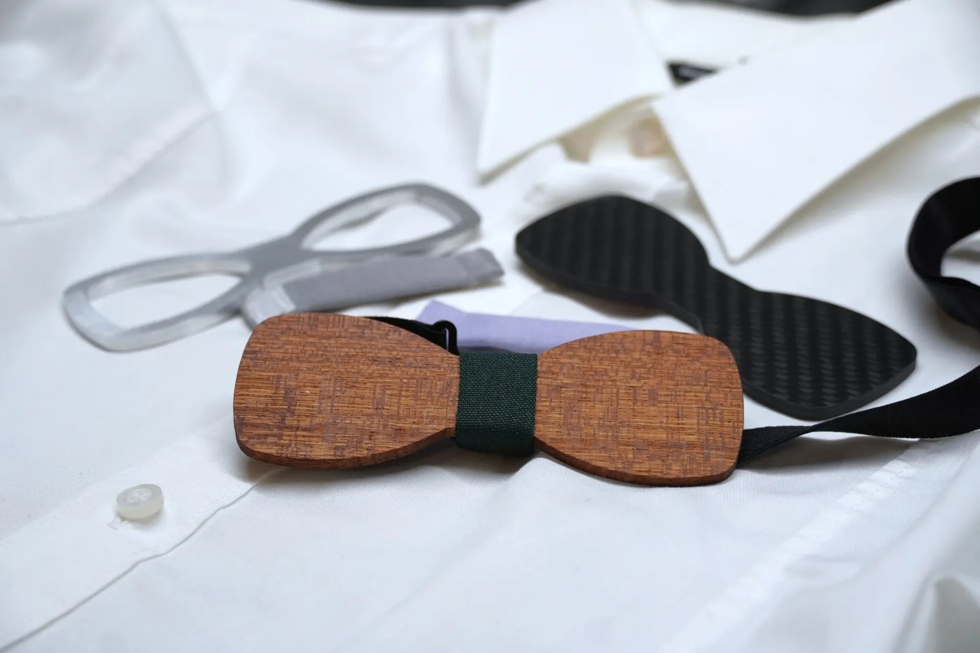 Minimalistische Carbon-, Holz und Aluminum-Fliegen aus der Vairay Metropolis Kollektion.