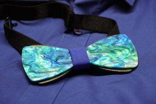 Côte d’Azur Carbon Fliege mit blau-grünem Acrylglas – Frontansicht schräg.