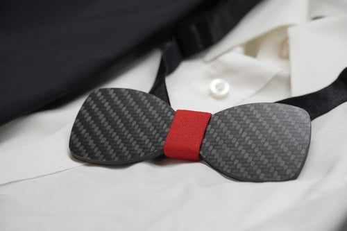 Monza Carbon Fliege – Detailansicht mit rotem Akzentband.