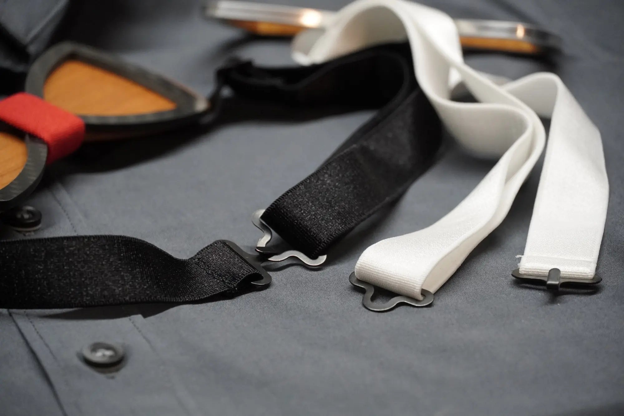 Elastisches Nackenband für Fliegen in Schwarz und Weiß
