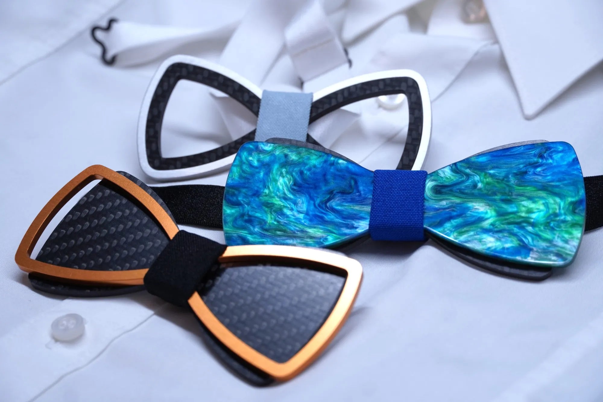 Drei exklusiven Vairay Signature Fliegen aus Carbon, Aluminium und Acrylglas